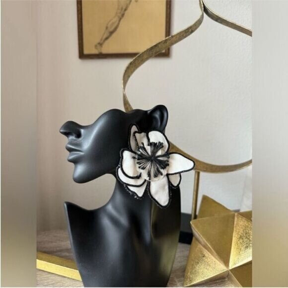 White and Black Floral Earrings M391 - Picture 3 of 4